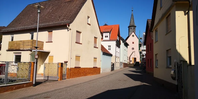 Straßenzug im Ortskern mit Bestandsgebäuden vor der Sanierung