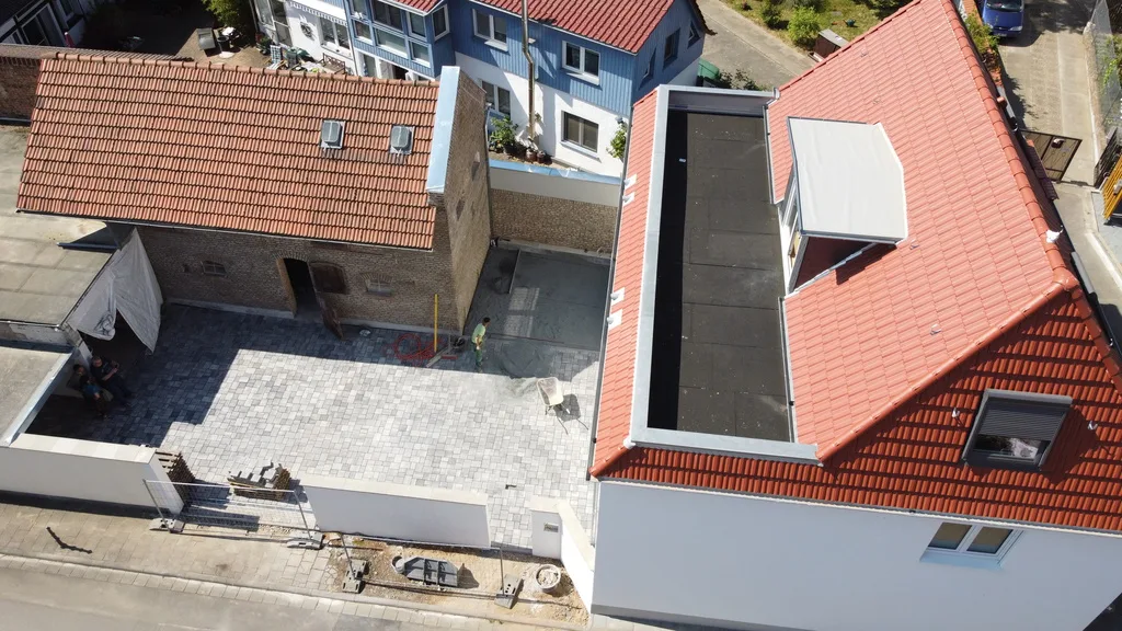 Luftaufnahme eines Dachausbaus mit neuer Dachterrasse