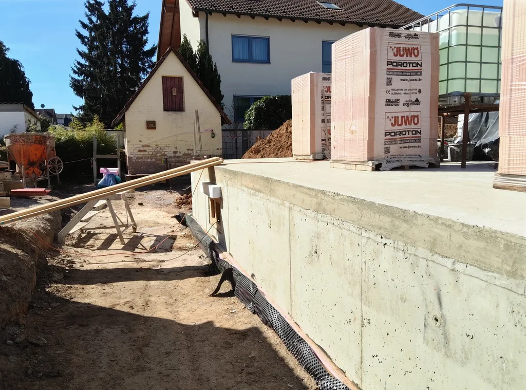 Fertige Kellerwände aus Beton mit angeliefertem Mauerwerk