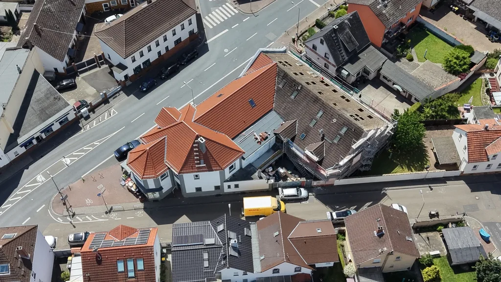 Luftbild einer Kreuzung mit dicht bebauten Wohnhäusern