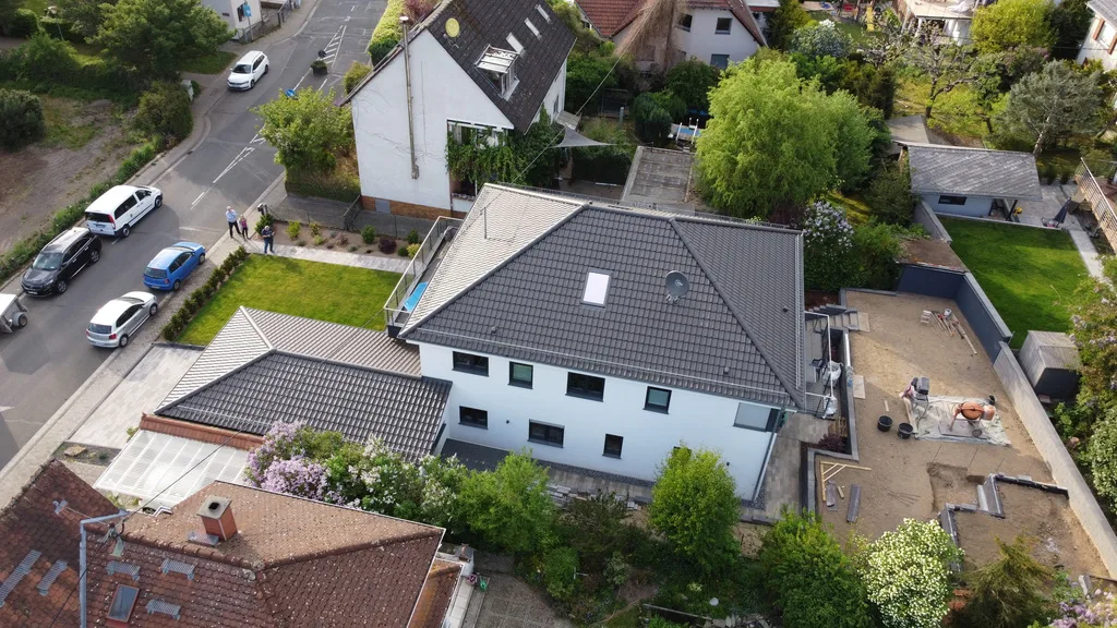 Luftaufnahme eines Neubaus in gewachsener Nachbarschaft