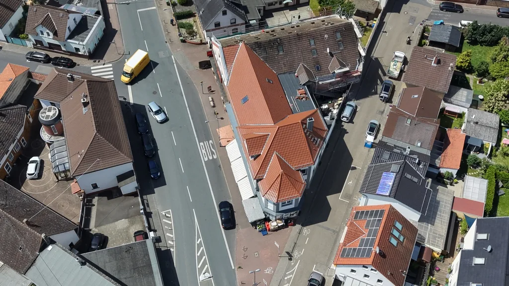 Luftbild einer Ortsdurchfahrt mit Lieferverkehr