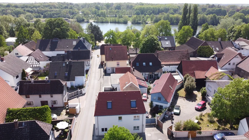 Luftbild eines Ortsrands mit Wohnbebauung