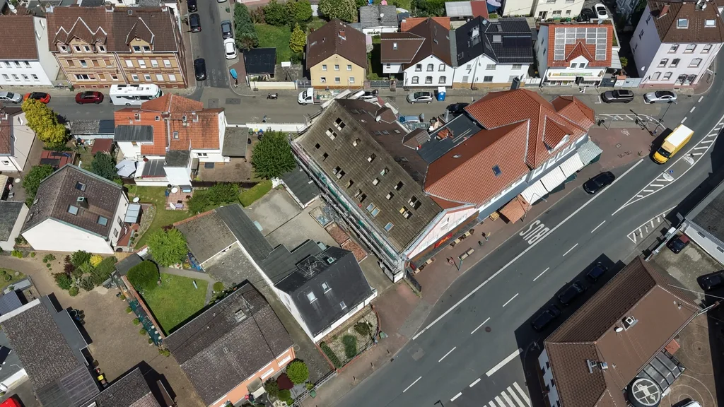 Senkrechte Luftaufnahme eines Wohnquartiers mit roten Ziegeldächern