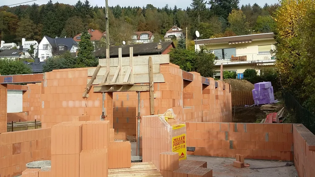 Aufgehendes Mauerwerk eines Neubaus in Hanglage