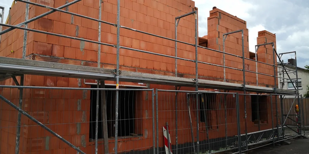 Ziegelmauerwerk des Obergeschosses mit Fensteröffnungen