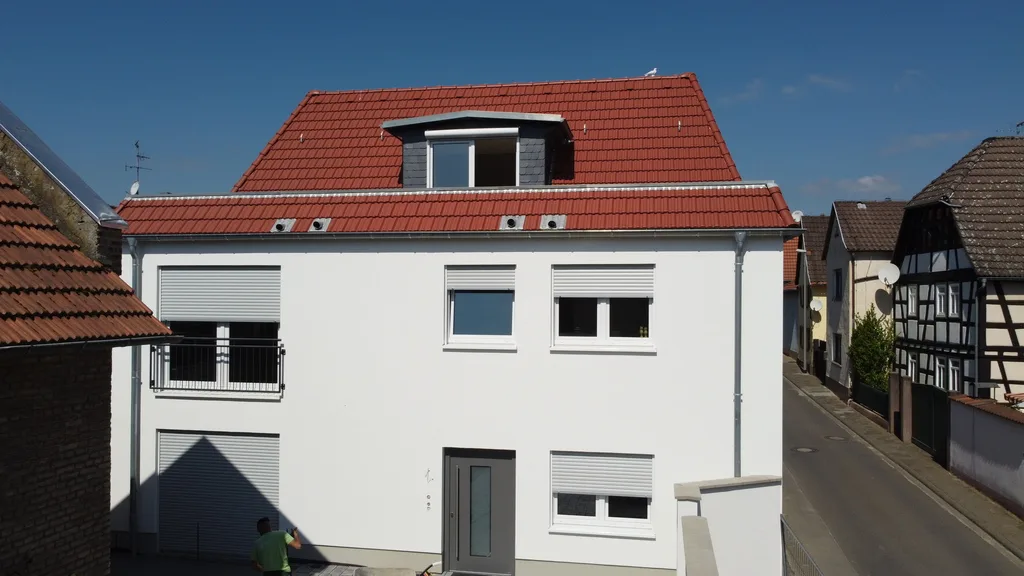 Saniertes Wohnhaus mit neuer Gaube in einer Altstadtstraße
