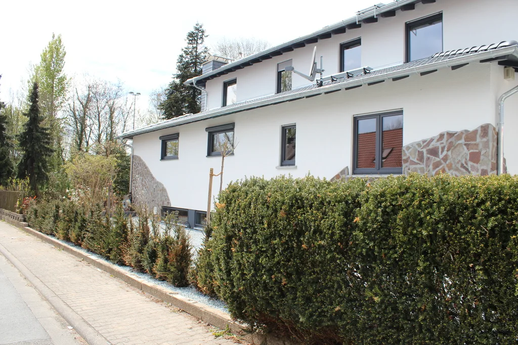 Fertiggestellter Umbau mit neuer Fassade und Natursteinsockel
