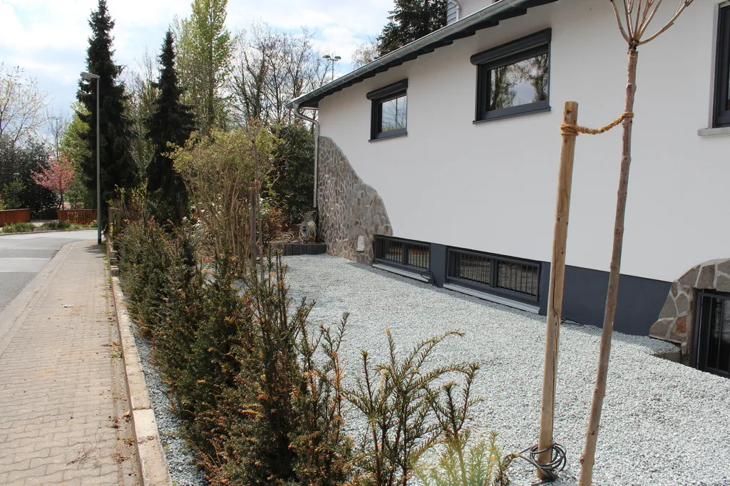 Umgebautes Wohnhaus mit neuer Fassade und Außenanlage