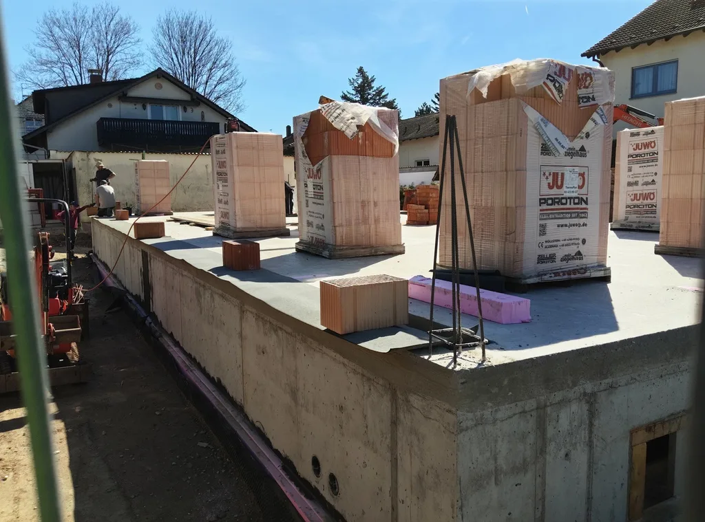 Betonwände des Untergeschosses mit Ziegelpaletten auf der Decke