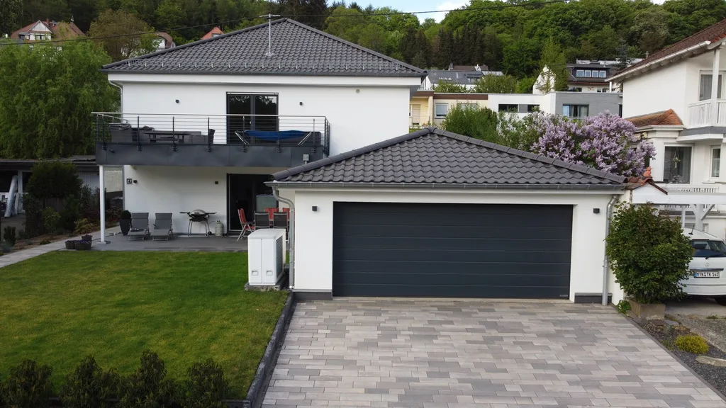 Fertiggestelltes Wohnhaus mit Doppelgarage und angelegtem Vorgarten